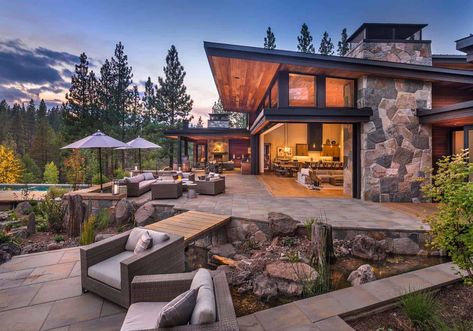 Modern home celebrates indoor-outdoor living in Sierra Nevada Mountains Uređenje Dvorišta, Mountain Home Exterior, Modern Mountain Home, Nevada Mountains, Casa Country, Sierra Nevada Mountains, Mountain Style, Modern Mountain, Custom House