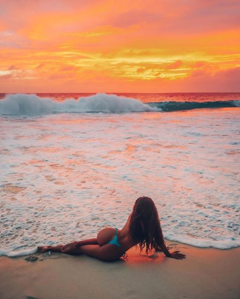 Beach Poses Laying Down, Arch Pose, Aphrodite Vibes, Beach Instagram Pictures, Summer Poses, Summer Picture Poses, Photo Summer, Shotting Photo, Photographie Portrait Inspiration