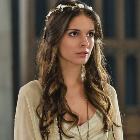 Kenna Reign, Reign Hairstyles, Lady Kenna, Queen Character, Red Queen Characters, Mare Barrow, Royal Hairstyles, Caitlin Stasey, Girls Hairstyles Easy