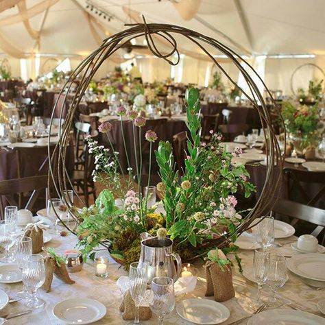 A striking and unique centerpiece featuring wildflowers and a grapevine wreath Centerpieces For Weddings, Cozy Wedding, Bridal Guide, Rustic Wedding Centerpieces, Wedding Table Centerpieces, Deco Table, Wedding Deco, Rustic Wedding Decor, Christmas Centerpieces