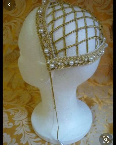 Ballet Tiaras, Medieval Hats, Lucrezia Borgia, Beaded Headpiece, Medieval Garb, Headpiece Diy, Headpiece Jewelry, Medieval Costume, Medieval Dress