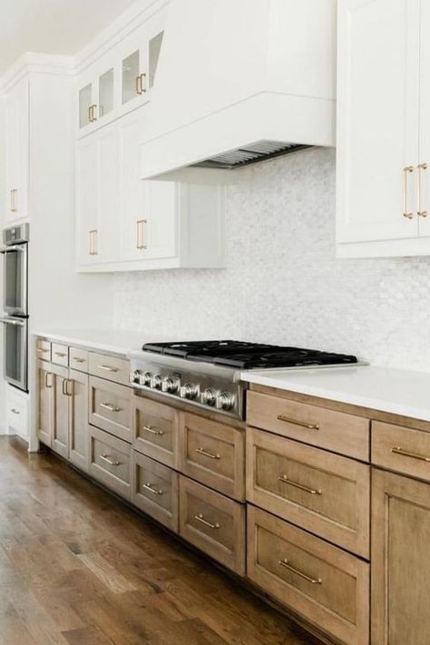 a stylish traditional kitchen with white upper cabinets, wooden lower ones, gold handles and a marble tile backsplash White Upper Cabinets, Two Tone Kitchen, Upper Cabinets, Kitchen Redo, Painting Kitchen Cabinets, Wooden Kitchen, Wood Flooring, Wood Kitchen, White Cabinets