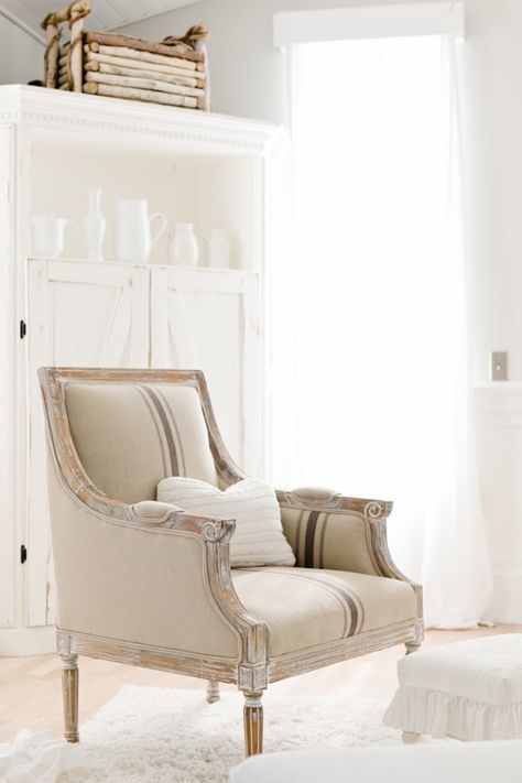 A guide to the best French country accent chairs for your living room. Pretend you live in Provence, south of France with these armchairs and side chairs! Farmhouse Armchair, French Country Chairs, Diy French Country Decor, Cosy Corners, Spring Living Room, Sarah Miller, French Provincial Furniture, Provincial Furniture, Kelly Clarkson Home