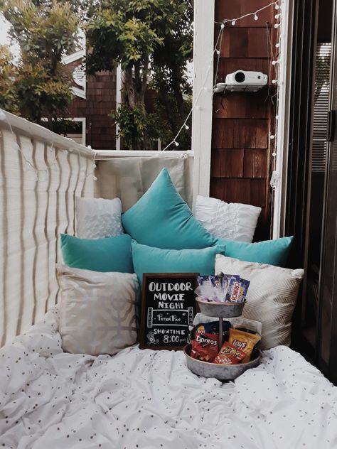 Balcony Movie Night Ideas, Movie Night Balcony, Balcony Movie Night, Balcony Party, Diy Outdoor Movie Screen, Summer Movie Night, Backyard Landscapes, Picnic Decor, Outdoor Movie Night