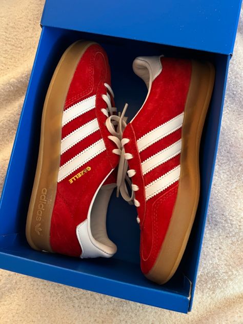 harry styles adidas gucci love on tour hslot red sneakers aesthetic Harry Styles Shoes, Red Adidas Shoes, Harry Styles Gucci, Adidas Gazelle Indoor, Yeezy Boots, Harry Styles Outfit, Womens Adidas, Funky Shoes, Black And White Shoes