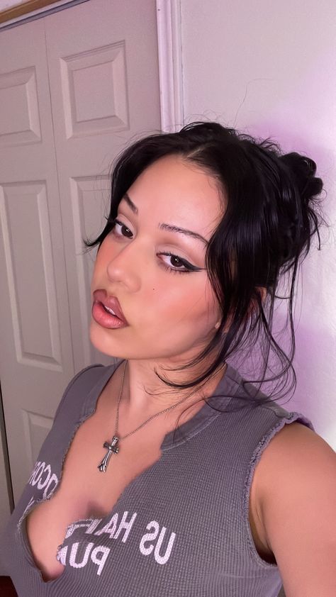 Alt Latina Makeup, Alt Brows, 90s Chola Makeup, 2000s Latina Makeup, 90s Latina Makeup, 90s Makeup Looks Latina, Goth Latina Makeup, 90s Makeup Looks, 90s Eyebrows