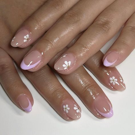 Dainty Daisies Short Rounded Acrylic Nails, Round Nail Designs, Rounded Acrylic Nails, Simple Gel Nails, Girly Acrylic Nails, Summery Nails, French Tip Acrylic Nails, Almond Nails Designs, Almond Acrylic Nails