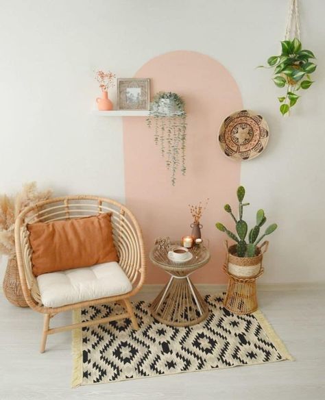 Rattan Wall Art Bedroom, Diy Rattan Home Decor, Living Room Murals Ideas, Cactus Living Room Decor, Bohemian Airbnb, Ikea Buskbo, Bohemian Armchair, Boho Armchair, Bohochic Interiors