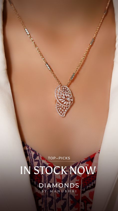 Diamond Floral Pendant Set Diamond Lockets Indian Pendants, Diamond Pendent Set Design, Latest Diamond Earrings Design, Latest Diamond Pendant Sets, Small Diamond Pendant, Pendent Jewellery, Jewellery Design Gold, Pearl Bangles Gold, Beautiful Gold Earrings