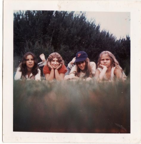 Check out this series of rare Polaroid pictures from 1975. Also, somebody done somebody wrong song. Nanowrimo Aesthetic, 70s Couples, 80s Pics, 60s Pictures, Photos From The 70s, 70s Pictures, 70s Soul, 80s Pictures, 80s Photos