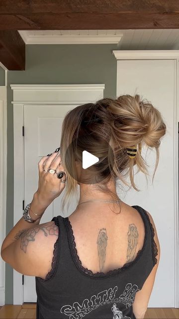 Quick Easy Updos For Work, Up Hairstyles With Clips, Easy Clipped Up Hair, Easy Hair Updos With Clip, Claw Clip Hairstyles With Ponytail, Style A Claw Clip, Up Do Claw Clip, Hairstyles In Claw Clip, Quick Hair Clip Styles