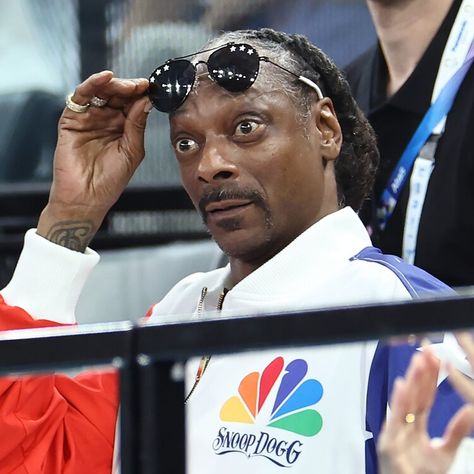 Snoop Dogg's winning NBC Olympics commentary is pure gold — USA TODAY Funny Artist Pictures, Snoop Dogg Olympics 2024, Snoop Dog Olympics, Snoop Dogg Olympic, Funny Snoop Dogg Pics, Celebrity Funny Pictures, Snoop Dogg Football, Snoop Dog Christmas, Iconic Pfp