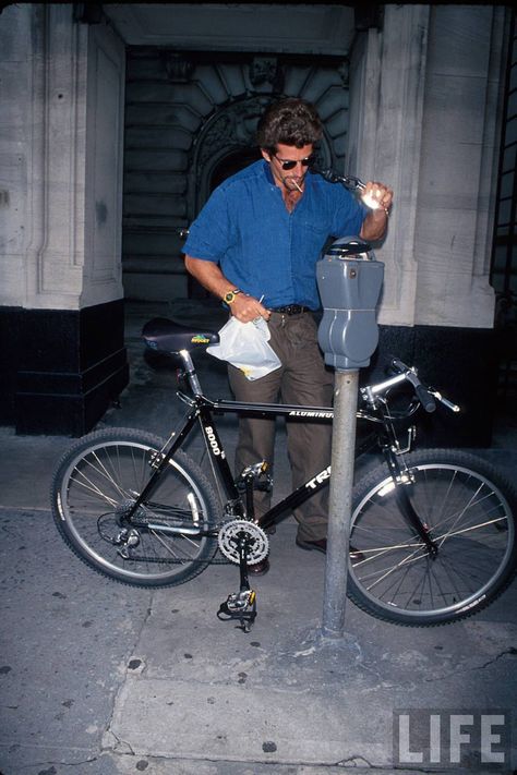 John F. Kennedy, Jr. locking his bike in NYC Sept 1993. He Is Gone, Carolyn Bessette, 90s Fashion Men, 90s Men, Jfk Jr, Fashion Pics, Nyc Street, Junior Fashion, Beautiful Man