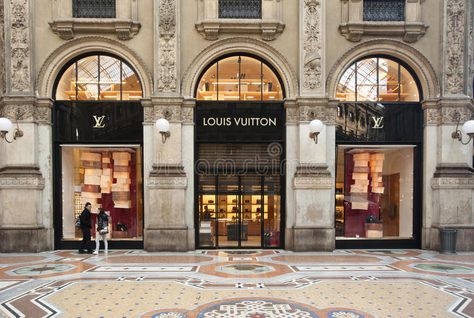 Shop Facade, Deco Chic, Louis Vuitton Store, Neoclassical Architecture, Facade Lighting, Louis Vuitton Shop, Italy Aesthetic, Showroom Design, Building Facade