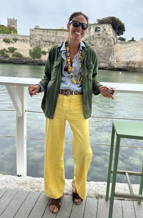 Mustard Linen Pants Outfit, How To Wear Yellow Pants, Styling Yellow Pants, Yellow Pants Outfit Street Style, Yellow Pants Outfit Summer, Yellow Linen Pants Outfit, Light Yellow Pants Outfit, Light Yellow Outfit, Yellow And Blue Outfits