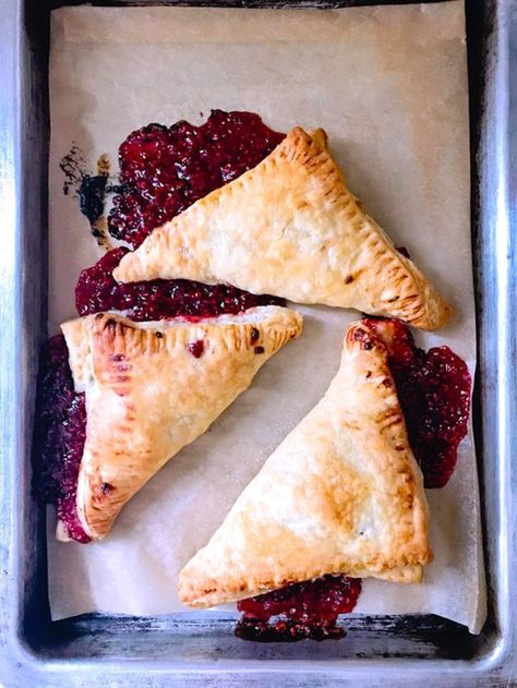 Easy raspberry turnovers with an easy homemade raspberry jam filling. Fresh raspberry turnoversfor breakfast, brunch or dessert. Use this puff pastry turnovers recipe for vaiations with cherry, blueberry or aples.  #turnovers #raspberry #handpies #desserts #dessertfoodrecipes #dessertrecipes #raspberries #fruit #puffpastry #brunch Raspberry Turnovers, Raspberry Puff Pastry, Puff Pastry Turnovers, Pastry Turnovers, Easy Puff Pastry Recipe, Homemade Raspberry Jam, Sweet Brunch, Puff Pastry Filling, Turnover Recipes