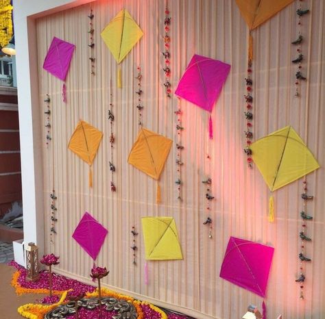 Kites Decorations Ideas Indian, Kites Backdrop, Kite Backdrop, Bhogi Pallu Decoration At Home, Diy Kite Decorations, Kite Decoration, Stall Decorations, Kites Craft, Mehendi Decor Ideas