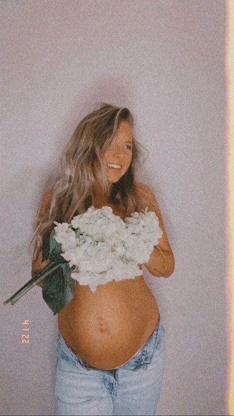 Pregnant Blonde Aesthetic, Blonde Pregnant Aesthetic, 90s Pregnancy Shoot, Maternity Shoot Flowers, Vintage Pregnancy Pictures, Retro Maternity Shoot, 90s Maternity Shoot, Aesthetic Maternity Shoot, Pregnancy Announcement Aesthetic