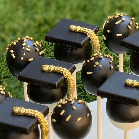 Graduation Cake Balls, Graduation Cap Cake Pops, Cake Pop Graduation Ideas, Graduation Cake Pops Ideas, Grad Cake Pops, Graduation Dessert Table Ideas, Graduation Dessert Ideas, Grad Desserts, Graduation Cakepops