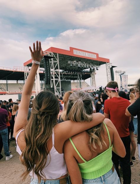 #bff #concert #concertpics Best Friends Concert Aesthetic, Festival Photos Ideas, Two Person Concert Poses, Concert Best Friend Pictures, Summer Concert Looks, Cute Concert Pictures Friends, Concert Instagram Pictures Ideas, Festival Pics Friends, Festival Friends Aesthetic