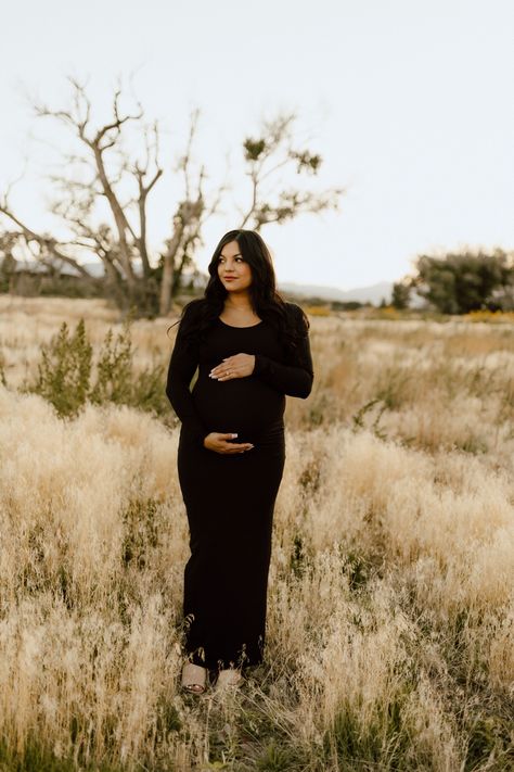 Black Fitted Maternity Dress Pictures, Black Long Maxi Dress Outfit, Black Outfit Maternity Pictures, Maternity Photos Black Dress, Winter Maternity Photoshoot Outfits, Fall Maternity Photoshoot Outfits, Black Dress Maternity Pictures, Long Maxi Dress Outfits, Black Dress Maternity