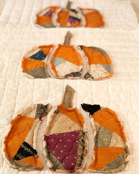 Quilted Fall Pillows, Fall Sewing Ideas, Old Quilts Repurposed Ideas Diy, Quilted Pumpkins, Old Quilts Repurposed Ideas, Patchwork Pumpkins, Homestead Market, Repurposed Quilts, Fall Pillows Diy