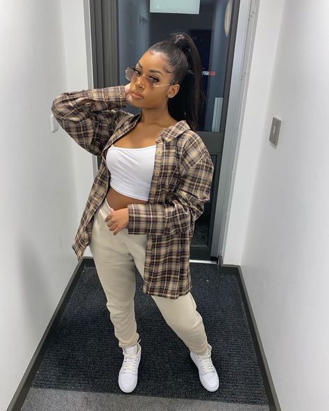 Lí on Instagram: “Love my nudes x” Jogger And Flannel Outfit, 40s Mode, Pakaian Hipster, Mode Adidas, Mode Emo, Teenage Outfits, Tomboy Style Outfits, Chill Outfits, Looks Street Style