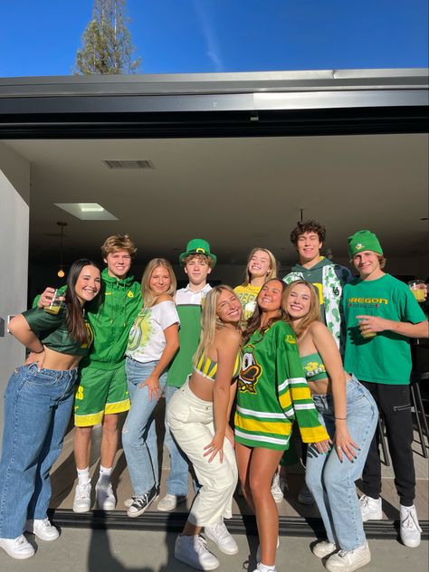 University Of Oregon Game Day Outfit, Green Gameday Outfit, Game Day Aesthetic, Notre Dame Game Day, College Game Day Outfit, College Football Game Outfit, Flick Ideas, St Pattys Day Outfit, Tailgate Outfits