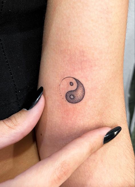 Tattoo ying yang |  tattoo ideas for couples creative best friends Mini Ying Yang Tattoo, Dainty Yin Yang Tattoo, Ying Yang Sibling Tattoo, Yin Yang Line Tattoo, Simple Yin Yang Tattoo, Feminine Yin Yang Tattoo, Mini Tatooes Idea, Tattoo On Wrist For Women, Balance Tattoos