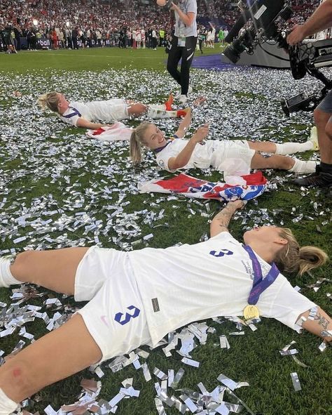 Woman Footballer Aesthetic, Women’s Soccer Players, Soccer Athlete Aesthetic, Soccer Women Aesthetic, Woman Football Aesthetic, Soccer Life Aesthetic, Female Footballer Aesthetic, Football Women Aesthetic, Vision Board Soccer