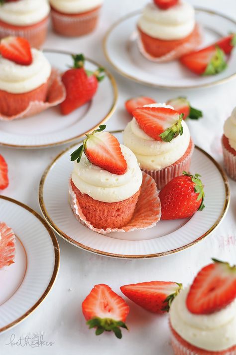 Strawberry Cupcakes With Cream Cheese, Best Strawberry Cake Recipe, Unique Baby Shower Cakes, Yellow Cake Recipe, Cupcakes With Cream Cheese Frosting, Strawberry Cake Recipes, Strawberry Baby, Strawberry Cupcakes, Shower Cupcakes