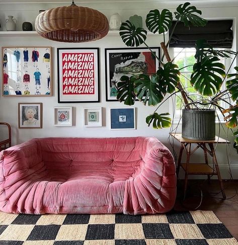 Pink Couch, Dream Apartment Decor, Future Apartment Decor, Style Deco, Apartment Decor Inspiration, Dream House Interior, Apartment Inspiration, Living Room Inspo, Room Inspiration Bedroom