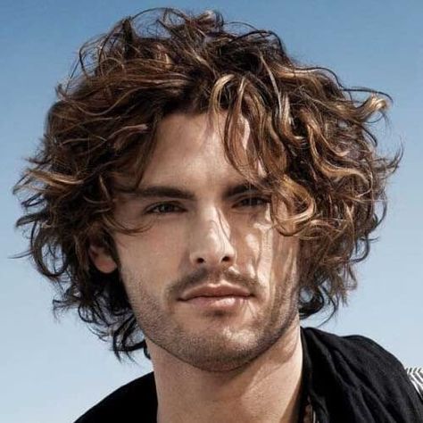 messy medium curly hair Gaya Rambut Emo, Mid Length Curly Hairstyles, Long Curly Hair Men, Men's Curly Hairstyles, Wavy Hair Men, Medium Curly, Wavy Haircuts, Medium Curly Hair Styles, Corte De Cabelo Masculino