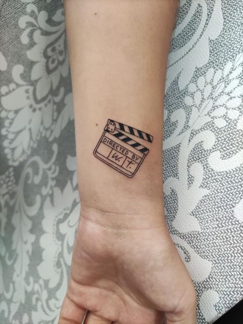 Cinema Tattoos Minimalist, Film Tatoos Ideas, Film Tattoo Design, Film Tattoo Ideas, Tarantino Tattoo Ideas, Film Tattoo Ideas Movies, Cinema Tattoo Ideas, Camera Film Tattoo, Vintage Camera Tattoos