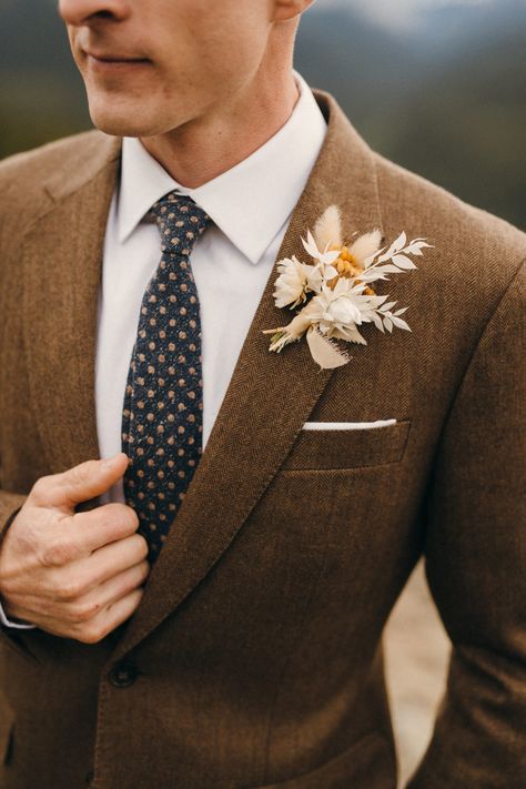 Brown Suit Wedding, Fall Wedding Suits, Fall Groom, Costume Vert, Groom And Groomsmen Suits, Wedding Suits Groomsmen, Mens Wedding Attire, Groom Wedding Attire, Wedding Suits Groom