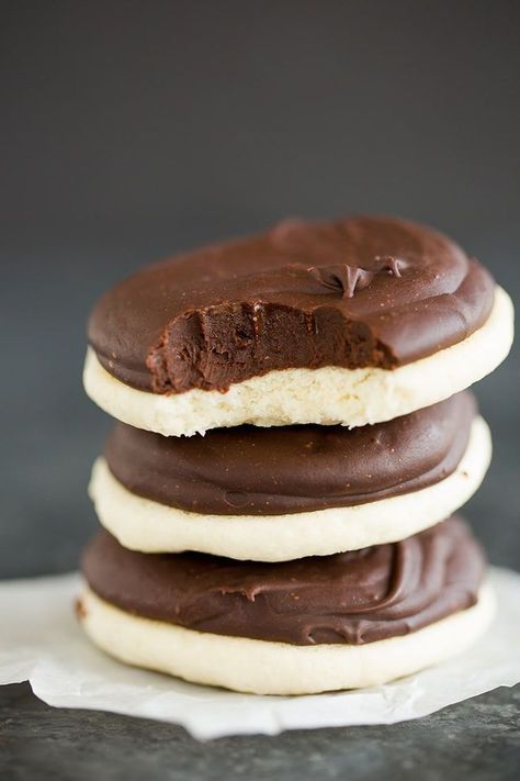 Soft vanilla sugar cookies topped with a rich fudge-like frosting literally melt in your mouth. You must try this copycat recipe of the famous Bergers Cookies from Baltimore. #vanillachocolatecookies #copycatrecipe #bergerscookies Berger Cookies, Vanilla Sugar Cookies, Chocolate Covered Cookies, Vanilla Sugar Cookie, Fudge Frosting, Dessert Aux Fruits, Gateaux Cake, Vanilla Cookies, Soft Cookie