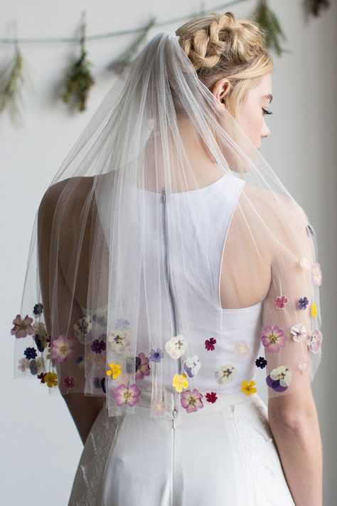 wedding trends 2020 white wedding veil with bright spring flowers am_faulkner Floral Wedding Veil, Glamorous Wedding Hair, Floral Wedding Veils, Floral Veil, Flower Veil, Festival Bride, Bridal Decorations, Wedding Hairstyles With Veil, Wedding Fair