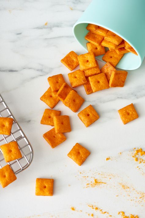 Our Cheez-It-Loving Minds Were Blown Today — Shopping Homemade Cheese Crackers, Cheesy Crackers, Baking Lessons, Resepi Biskut, Homemade Croissants, Cheese Powder, Slow Cooker Pasta, Weekend Cooking, Interesting Images