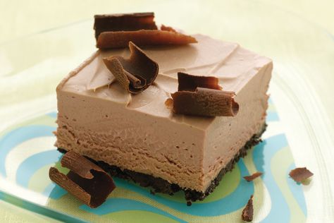 Frozen Chocolate Mousse Squares - My Food and Family Frozen Chocolate Mousse, Weight Watcher Desserts, Chocolate Crumbs, Dessert Oreo, Steak Tips, Oreo Cookie Crust, Diy Easy Recipes, Frozen Dessert Recipe, Square Recipes