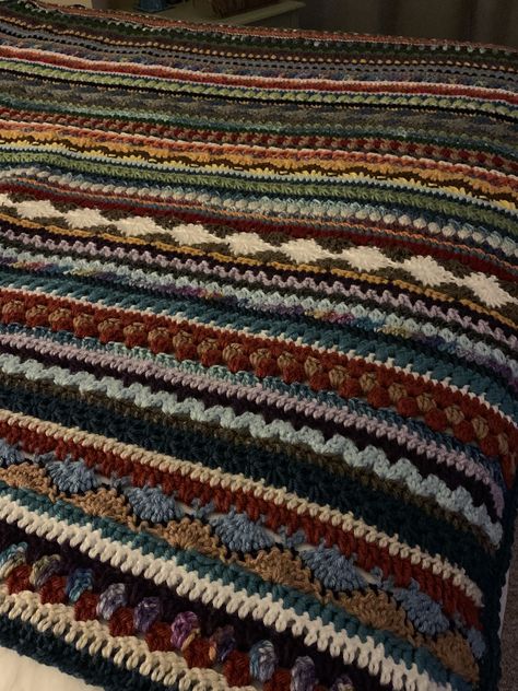 House Crochet Ideas, Granny Stripe Crochet Blanket, Crochet Inspo Room Decor, Simple Beginner Crochet Projects, Crochet Editorial, Crochet Room Ideas, Beginner Crochet Projects Easy, Autumn Crochet Blanket, Crochet Bedroom Decor