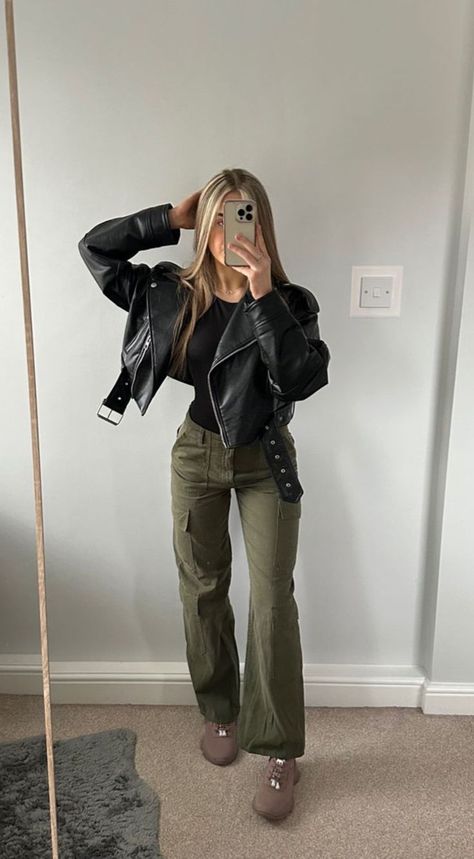 Types Of Leather Jackets, Style Green Cargo Pants, Beige Leather Jacket Outfit, Biker Jacket Outfit Women, Green Leather Jacket Outfit, Cropped Jacket Outfit, Zara Biker Jacket, Biker Jacket Outfit, Lederhosen Outfit