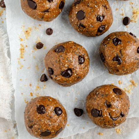 Delicious honey cinnamon almond butter energy bites that seriously taste like a cinnamon teddy graham! These easy almond butter energy bites are made without oats and are packed with fiber & protein from creamy almond butter, flaxseed meal, chia seeds and your fav protein powder. The perfect no bake snack! #healthysnack #almondbutter #nobake #energybites #glutenfree Flaxseed Meal, Snack Balls, Peanut Butter Protein Bars, Ambitious Kitchen, Honey Cinnamon, Crunch Bar, Cinnamon Almonds, Peanut Butter Protein, No Bake Snacks