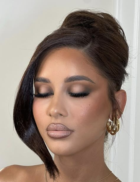 Neutral Face Makeup, Inner Eyeshadow Looks, Sultry Natural Makeup, Natural Makeup Silver Eyes, Lesdomakeup Wedding, Full Face Smokey Eye Makeup, Makeup Looks Date Night, Soft Makeup Look For Hooded Eyes, Kim K Inspired Makeup