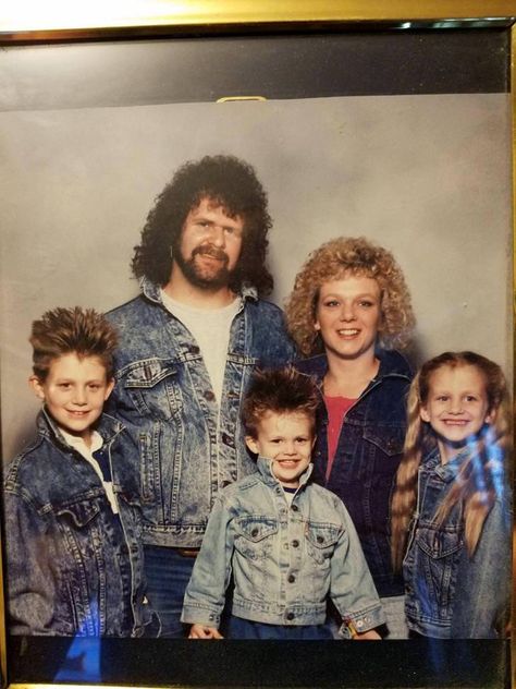 Inspired by others I saw so I though I'd share my early 90's family photo Awkward Family Photos Christmas, Funny Family Portraits, Awkward Family Pictures, Awkward Family Portraits, Bad Family Photos, Awkward Family Christmas, Epic Fail Pictures, Vintage Family Photos, Funny Family Photos