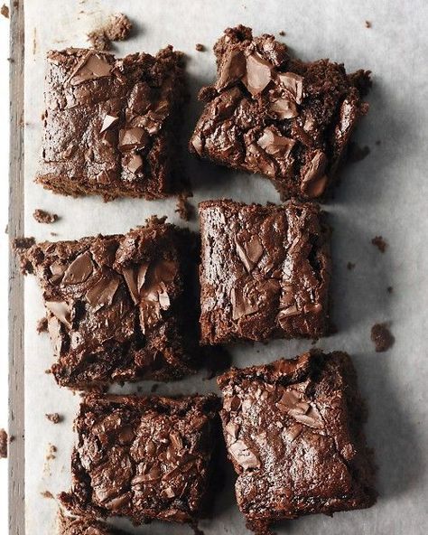 Whole Wheat Brownies // whole wheat flour & applesauce Flourless Brownie Recipe, Wheat Flour Recipes, Flourless Brownies, Resep Brownies, Double Chocolate Brownies, Brownies Cookies, Bake Goods, Bar Recipes, Funnel Cake