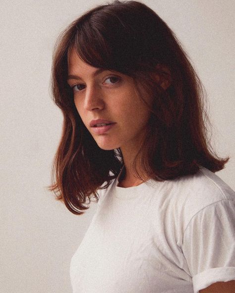 Medium Thinning Hairstyles, Short Hair Straight With Bangs, French Fringe Short Hair, Pretty Bangs Hairstyles, Long French Bob Shoulder Length, Dakota Johnson Short Hair Bangs, Parted Bangs Short Hair, French Girl Bangs Medium Hair, Long Bob Long Bangs