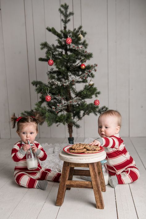 Christmas Baby Photoshoot, Baby Christmas Crafts, Christmas Family Photoshoot, Cookies Theme, Holiday Photoshoot, Christmas Shoot, Santa Pictures, Christmas Mini Sessions, Minimal Christmas