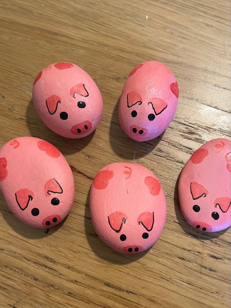 Oval stones painted with pink paint and cute piggy faces and ears. Painted Pebbles Ideas Rock Art, Rock Painting Ideas Small Rocks, Things To Draw On A Rock, Rock Ideas Painting, Cow Painted Rocks Ideas, Sanrio Rock Painting, Rock Painting Ideas Food, Stuff To Paint On Rocks, Cute Rock Ideas