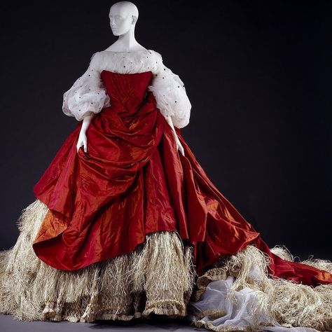 Vivienne Westwood Gown, Historical Clothes, Old Fashion Dresses, Catwalk Fashion, فستان سهرة, Vintage Couture, Fantasy Dress, Historical Dresses, Gorgeous Gowns