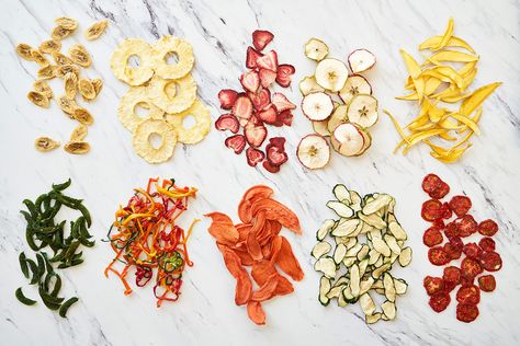 How To Dehydrate Fruit, Dehydrated Fruits, Oven Vegetables, Dehydrated Vegetables, Veggie Chips, Dried Peppers, Fruit Packaging, Dehydrated Fruit, Frozen Fruits